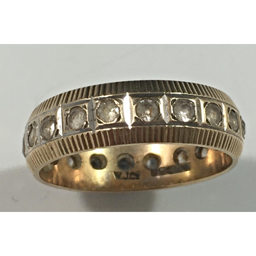359 - A pretty 9ct gold ribbed ring with central band of white stones around the whole circumference, size... 