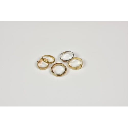 815 - A small collection of five 9ct gold rings, comprising a three colour ladies Russian wedding ring, 3m... 
