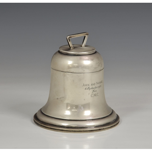 826 - A George V silver bell inkwell, A. & J. Zimmerman Ltd., Birm. 1913, with angular handle to hinged co... 