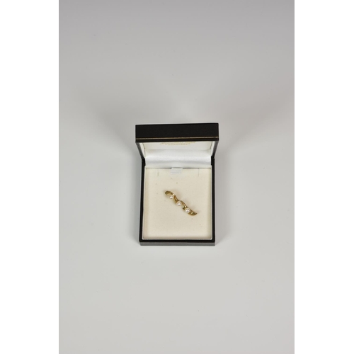 922 - A 9ct gold and three cultured pearl bar brooch,