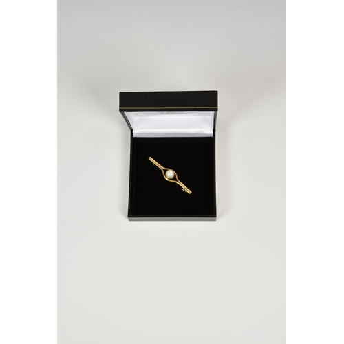 923 - A 9ct gold and cultured pearl bar brooch,