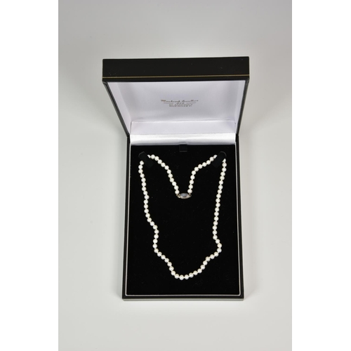 928 - A 16in. cultured pearl necklace, with silver clasp.
