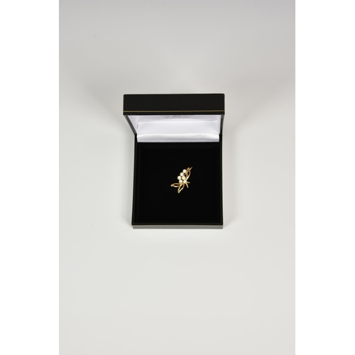942 - A 9ct gold and cultured pearl floral spray brooch,