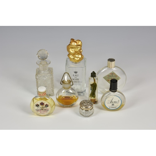 950 - A small collection of vintage perfume / scent bottles, to include a miniature cut glass jar with sil... 