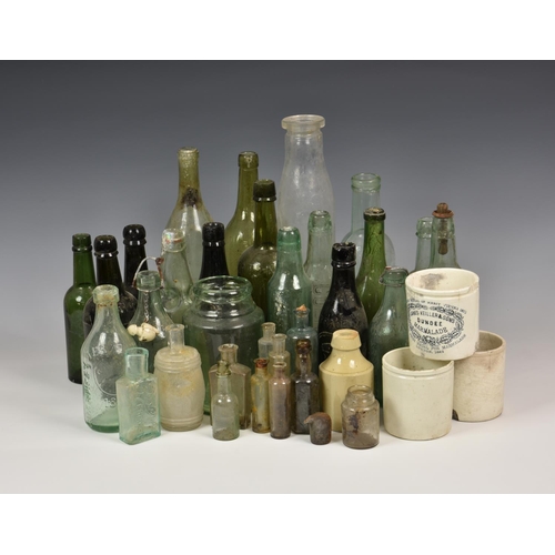 955 - A large collection of vintage / antique bottles of varying sizes and forms, some Guernsey. (quantity... 