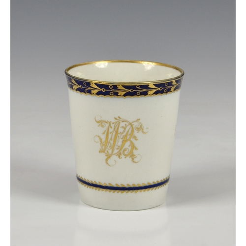 20 - An early 19th century Worcester beaker, of plain, tapered form with cobalt blue and gilt foliate bor... 