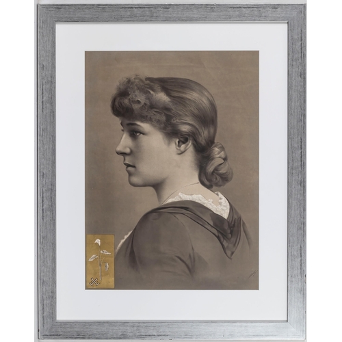 622 - Portrait of Lillie Langtry (Jersey, 1853-1929), lithograph, Aurum lillie and crossed initials 