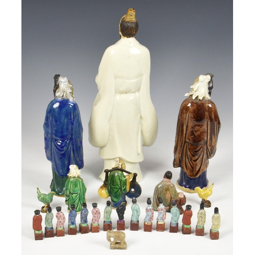 2256 - A collection of Chinese stoneware and porcelain figures, 20th century, comprising a large stoneware ... 