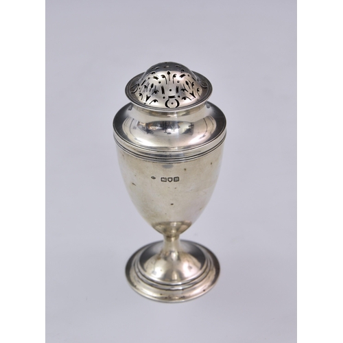 129 - An Edwardian silver sugar caster, William Comyns & Sons, London, 1907, urn form, circular steppe... 