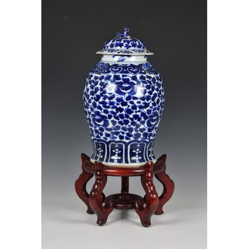 1472 - A Chinese blue and white porcelain covered vase, 20th century, ovoid with flared foot and short, sli... 