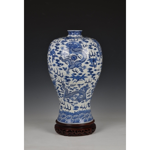 1475 - A Chinese blue and white porcelain meiping dragon vase, Qianlong six character mark to base but late... 