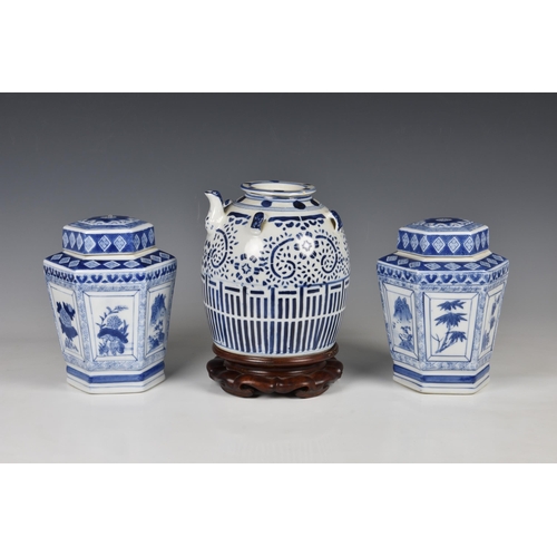 1477 - A Chinese blue and white porcelain large teapot, late 20th century, with concave cover, short, high ... 