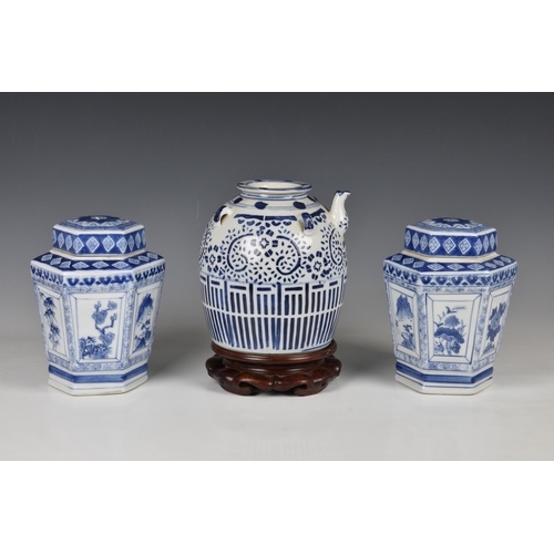 1477 - A Chinese blue and white porcelain large teapot, late 20th century, with concave cover, short, high ... 