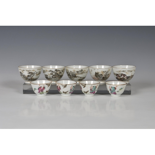 1506 - A set of five Chinese porcelain tea bowls, 20th century, finely enamelled in black, iron red and gil... 