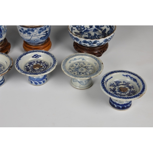 1513 - A group of Chinese blue and white porcelain, comprising six Thai market offering stem dishes, variou... 