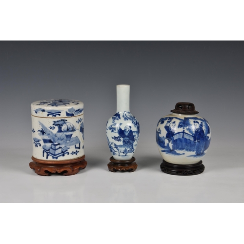 1515 - Chinese blue and white porcelain, 20th century, comprising a globular vase with six character Kangxi... 