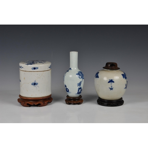 1515 - Chinese blue and white porcelain, 20th century, comprising a globular vase with six character Kangxi... 