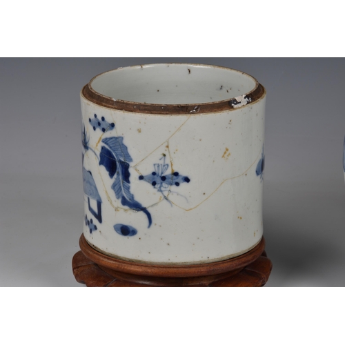 1515 - Chinese blue and white porcelain, 20th century, comprising a globular vase with six character Kangxi... 