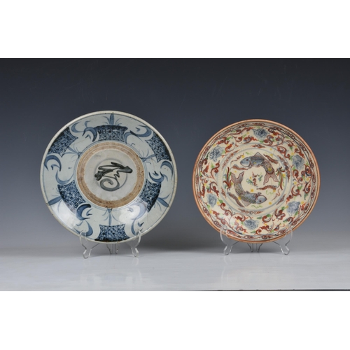 1517 - An Annamese polychrome porcelain dish, Vietnam, probably 16th / 17th century, robustly potted and pa... 