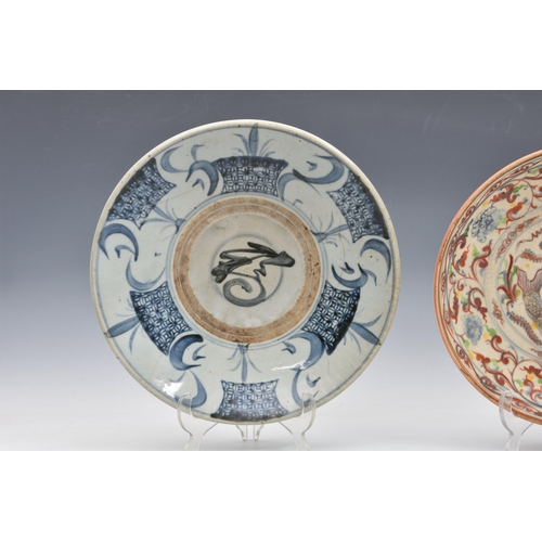 1517 - An Annamese polychrome porcelain dish, Vietnam, probably 16th / 17th century, robustly potted and pa... 