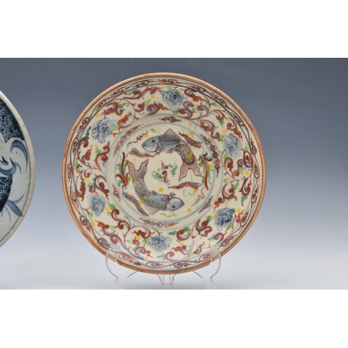 1517 - An Annamese polychrome porcelain dish, Vietnam, probably 16th / 17th century, robustly potted and pa... 