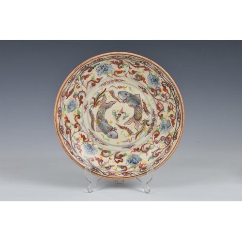 1517 - An Annamese polychrome porcelain dish, Vietnam, probably 16th / 17th century, robustly potted and pa... 