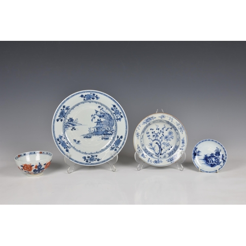 1531 - Two pieces of Chinese porcelain from the Nanking Cargo, 18th century, blue and white, comprising a p... 