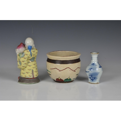 1551 - A small group of Chinese porcelain and works of art, comprising a 20th century famille rose export f... 