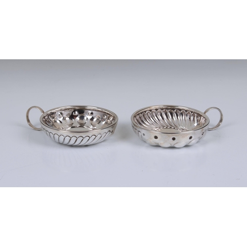 165 - A pair of George V English silver tastevin, Levesley Brothers (Thomas Levesley), Sheffield, 1912, ea... 