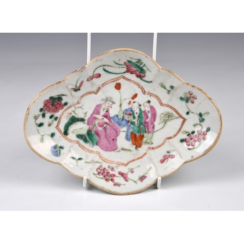 1654 - A Chinese famille rose porcelain bowl, early 20th century, decorated with Kingfisher amidst flowerin... 