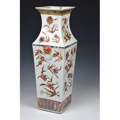 1656 - A Chinese porcelain famille rose square baluster vase, probably early 20th century, iron red four ch... 