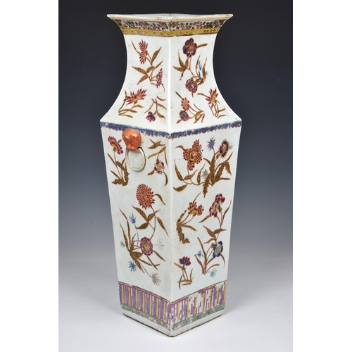 1656 - A Chinese porcelain famille rose square baluster vase, probably early 20th century, iron red four ch... 