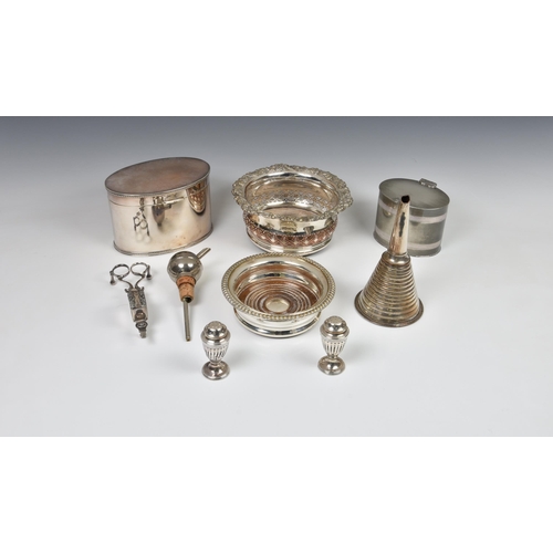 192 - A small group of collectable silver plate, to include a Mappin & Webb, Prince's plate oval caddy or ... 