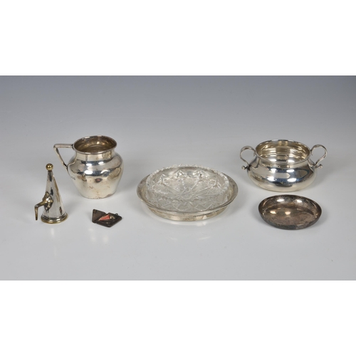 194 - A small group of silver smalls, comprising a modern pip dish; an Edwardian two handle sugar bowl; a ... 