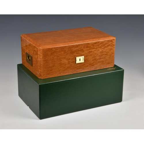 1990 - A fine quality Davidoff Eucalyptus No.4 Humidor, c.2012, serial no. 35070, for 100 cigars, rectangul... 