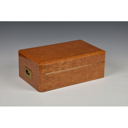 1990 - A fine quality Davidoff Eucalyptus No.4 Humidor, c.2012, serial no. 35070, for 100 cigars, rectangul... 