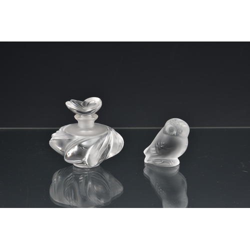 82 - A Lalique Samoa frosted and clear glass scent bottle, with etched 'Lalique France' mark, of swirled ... 