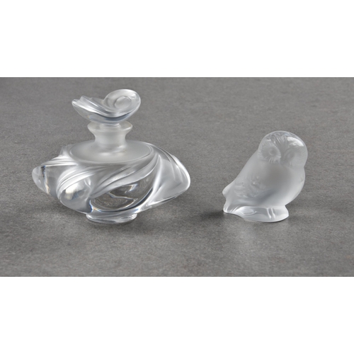 82 - A Lalique Samoa frosted and clear glass scent bottle, with etched 'Lalique France' mark, of swirled ... 