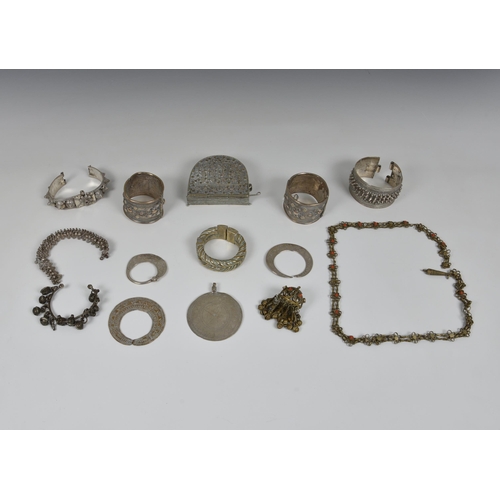 1648 - Middle-Eastern Tribal / Yemen / Oman / Bedouin white metal & bronze jewellery and artefacts, compris... 