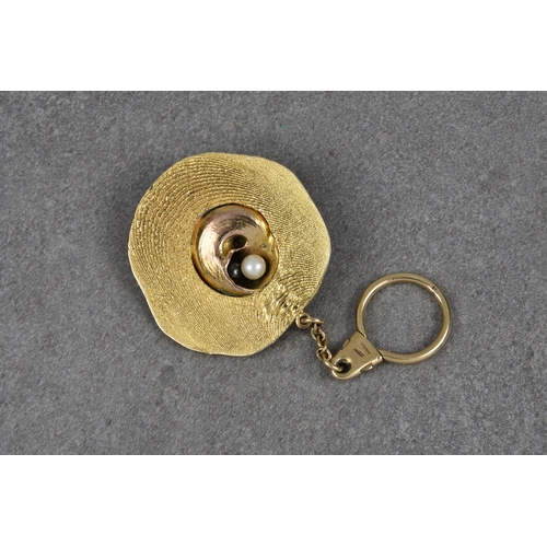 1297 - A 9ct gold and cultured pearl shell keyring, hallmarked Birm. 1970, the topshell concealing two blac... 