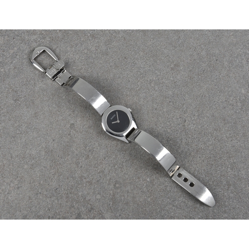 1434 - A ladies Gucci stainless steel bracelet wrist watch, ref. 6700L, no. 0032733, with black dial, plain... 