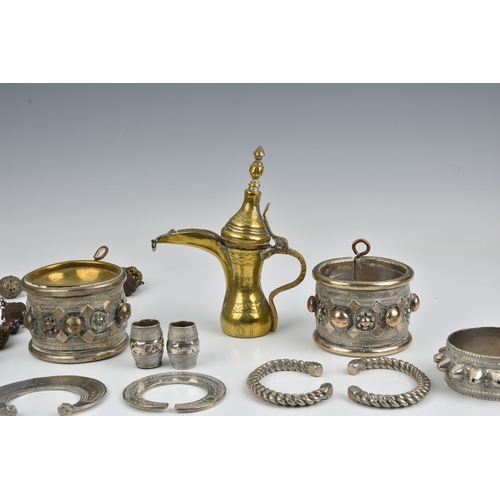 1646 - Middle-Eastern Tribal / Yemen / Oman / Bedouin white metal & bronze jewellery and artefacts, compris... 