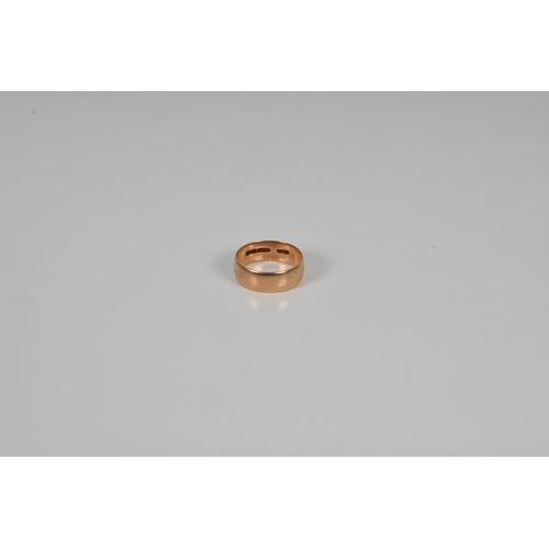 819 - A 15ct gold wedding band, Kinsey Brothers & Patrick, Birmingham, 1906. *