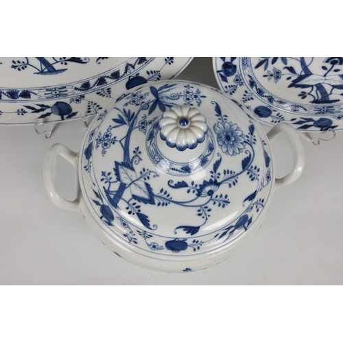 85 - A Meissen blue and white Onion pattern soup tureen, cover and stand, probably early 20th century, bl... 