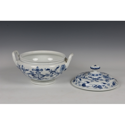 85 - A Meissen blue and white Onion pattern soup tureen, cover and stand, probably early 20th century, bl... 