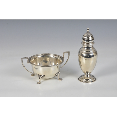 430 - An Edwardian silver twin handled sugar bowl, John Round & Son Ltd., Sheffield 1906, circular form wi... 