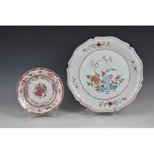 1252 - An 18th century Chinese export porcelain shaped circular platter, decorated in the famille rose pale... 