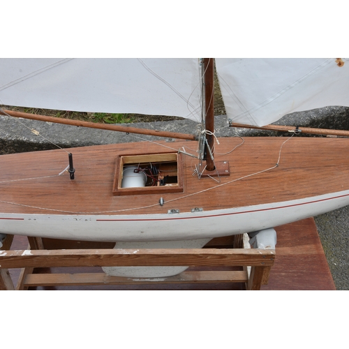 1268 - A large wooden pond yacht, having weighted keel, painted white hull with red trim, faux plank deck, ... 