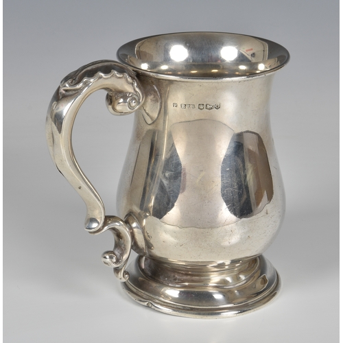 439 - An Elizabeth II silver baluster tankard, Pinder Brothers, Sheffield 1956, with foliate capped joined... 