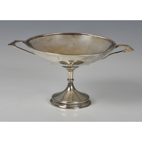 441 - An Art Deco style silver two handled tazza, Walker & Hall, Sheffield 1910, of saucer form with angul... 